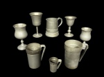 ESTANHO  Lote com oito (8) peças em estanho, composto por três (3) canecas e cinco (5) taças, de tamanhos e modelos variados. Medida da peça maior : 15 x 9 cm / medida da peça menor : 6 x 4 cm