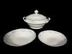PORCELANA / SCHMIDT - (3) Peças, sendo (A) 1 Sopeira , medida : 20 x 35 x 32 e (B) - 2 tigelas , medidas : 5,5 x 22 cm e 6 x 24,5 cm  confeccionados em porcelana nacional na tonalidade branca , decorado por guirlandas de flores , pássaros e elementos vegetalistas em policromia , filetados à prata , sem uso