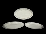 PORCELANA / SCHMIDT - (3) Travessas ovais confeccionados em porcelana nacional na tonalidade branca , decorado por guirlandas de flores , pássaros e elementos vegetalistas em policromia , filetados à prata , medidas : 29 x 17 / 33 x 20 e  37,5 x 23 cm , sem uso