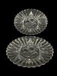 VIDROS, par (2) de pratos decorativos confeccionados em vidro translucido com moldagem de caneluras, geométrica e frutos ao centro, medindo 20,5cm.