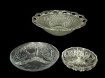 VIDROS, lote com três (3) peças confeccionadas em vidro translucido, sendo: A) 1 fruteira com moldagem em bico de jaca e borda em vazados, medindo 7,5x27cm, B) 1 petisqueira com 3 divisórias com moldagem em gotas, medindo 14cm e C) 1 petisqueira com 3 divisórias com moldagem de frutos em relevo, medindo 20cm.