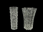 CRISTAL e VIDRO, lote com dois (2) vasos, sendo; A) 1 confeccionado em cristal sextavado translucido com lapidação de elementos geométricos em baixo relevo, bicado na borda e na base, medindo 21x14,5x12,5cm e B) 1 confeccionado em vidro translucido com moldagem facetada e abstrata em baixo relevo, medindo 22x8cm.