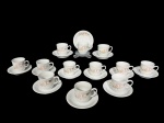 PORCELANAS, doze (12) xícaras para café com seus respectivos pires confeccionados em porcelana na tonalidade branca com pintura de flores e folhagens em policromia, medindo 5,5x7x5,5cm.