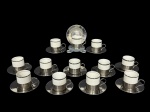 PORCELANA VERACRUZ, doze (12) xícaras para café com seus respectivos pires confeccionadas em aço inox com recipiente em porcelana VERACRUZ na tonalidade branca com borda filetada em prata, medindo 5,5x7x4,5cm.