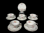 KPM Krister Porzellan-Manufaktur (Fundada em 1831 por Carl Franz Krister), seis (6) xícaras para chá com seus respectivos pires confeccionados em porcelana polaca na tonalidade branca com pintura de flores e folhagens em policromia com filetes em ouro, medindo 6x11,5x10cm.