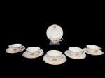 PORCELANAS, seis (6) xícaras para chá com seus respectivos pires confeccionadas em porcelana na tonalidade branca com pintura de rosáceas e folhagens em policromia com borda filetada em ouro, medindo 5x11,5x9,5cm.