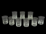 CRISTAL HERING, nove (9) copos para whisky confeccionados em cristal translucido com lapidação geométrica em baixo relevo, medindo 10x7cm, 1 bicado na borda.