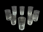 CRISTAL HERING, oito (8) copos para água de dois tamanhos confeccionados em cristal translucido com lapidação geométrica em baixo relevo, sendo 2 medindo 14,5x7,5cm e 6 medindo 13x7,5cm.