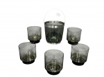 VIDROS, seis (6) peças confeccionadas em vidro na tonalidade fumê, sendo: A) 1 balde de gelo com guarnição em metal prateado, medindo 12x12cm e B) 5 copos para whisky, medindo 9x8cm.