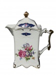 PORCELANA LIS, um (1) bule para café confeccionado em porcelana na tonalidade branca, decorada por elementos vegetalistas sobre fundo na tonalidade azul, com pintura de flores e folhagens em policromia com realces e filetes em ouro, medindo 26x21x10cm.