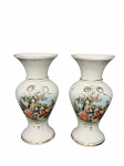 PORCELANA SÃO PEDRO, par (2) de vasos balaustres confeccionados em porcelana na tonalidade branca, decorado por cena galante em policromia, filetes e elementos vegetalistas em ouro, um possui fio de cabelo na borda e ambos com leves falhas na douração, medindo 16,5x8cm.