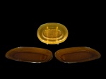VIDROS, três (3) travessas ovais confeccionadas em vidro na tonalidade âmbar, sendo: A) 2 da manufatura DURALEX, medindo 36x18,5cm, 1 bicada na borda e B) 1 da manufatura NADIR, medindo 27,5x19cm.