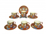 PORCELANA SATZUMA, seis (6) xícaras para café com seus respectivos pires, confeccionadas em porcelana oriental na tonalidade branca com esmaltagem na tonalidade marrom, decorada por figuras Arhats/Deidades, personagens da mitologia e folclore asiático que simbolizam boa sorte e felicidade, esmaltados em policromia com realces em ouro, medindo 6x7,5x6cm.