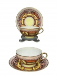 PORCELANA NADIR, duas (2) xícaras para chá com seus respectivos pires, confeccionadas em porcelana nacional na tonalidade branca com decoração de elementos geométricos em rica policromia com realces em ouro, apresentando falhas na douração, medindo 4,5x10x8,5cm.