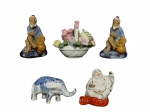 ESCULTURAS, lote com cinco (5) esculturas de modelos, tamanhos, decorações e materiais distintos, sendo: A) 2 pescadores orientais em cerâmica esmaltada em policromia, ausência da vara de pesca, medindo 8cm, B) 1 buda feliz em porcelana branca, medindo 5,5cm, C) 1 elefante em porcelana branca, medindo 4x7,5cm e D) 1 cesto de flores em porcelana, apresentando discretos bicados, medindo 6,5x8x6cm.