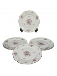 KPM Krister Porzellan-Manufaktur (Fundada em 1831 por Carl Franz Krister), seis (6) pratos para sobremesa confeccionados em porcelana polaca na tonalidade branca com pintura de flores e folhagens em policromia com filetes em ouro, medindo 17,5cm. Leves falhas na douração.
