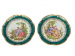 PORCELANA DE LIMOGES (Começou no século XVIII, após a descoberta de depósitos de caulim (um tipo de argila essencial para porcelana de alta qualidade) na região), par (2) de pratos decoraticos confeccionados em porcelana francesa na tonalidade branca, espessa faixa na tonalidade verde, decorado por cena galante em policromia e guirlanda floral em ouro, medindo 13,5cm
