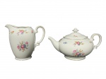 KPM Krister Porzellan-Manufaktur (Fundada em 1831 por Carl Franz Krister), duas (2) peças, sendo: A) 1 bule para chá, bicado no bico, medindo 15x24x10cm e B) 1 leiteira, medindo 16x17,5x7,5cm, confeccionados em porcelana polaca na tonalidade branca com pintura de flores e folhagens em policromia com filetes em ouro.