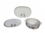 PORCELANA REAL, três (3) peças, sendo: A) 1 sopeira sem tampa, medindo 10x25x21cm, B) 2 travessas ovais, medindo 37x25cm e 29x19cm, confeccionados em porcelana na tonalidade branca com pintura de flores e folhagens em policromia e filete em prata.