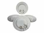 PORCELANA REAL, seis (6) pratos fundos confeccionados em porcelana na tonalidade branca com pintura de flores e folhagens em policromia e filete em prata, medindo 23cm. 1 bicado.