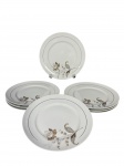 PORCELANA REAL, oito (8) pratos para sobremesa confeccionados em porcelana na tonalidade branca com pintura de flores e folhagens em policromia e filete em prata, medindo 19,5cm.