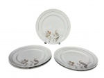 PORCELANA REAL, cinco (5) pratos rasos confeccionados em porcelana na tonalidade branca com pintura de flores e folhagens em policromia e filete em prata, medindo 25cm.