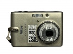 FOTOGRAFIA, uma (1) camera digital da marca NIKON, modelo COOLPIX, L11, sensor de 6,0 megapixels, zoom óptico de 3x, cartões de memória SD e possui uma tela LCD de 2,4 polegadas, acondicionada em caixa original, não testada e sem garantia de funcionamento.