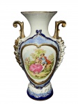 PORCELANA, um (1) vaso ânfora confeccionado em porcelana na tonalidade branca, alças em folhagens finalizada em volutas, decoração realçada na tonalidade azul, centro representando cena galante em policromia com realces em vasta douração, apresentando falhas na douração, medindo 31,5x19x12cm.