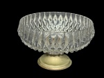 CRISTAL, uma (1) fruteira/centro de mesa confeccionada em cristal translucido com pidação geométrica em alto relevo, apoiada sobre base cônica em metal prateado com sinais de oxidação, medindo 13,5x21cm.