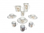 PORCELANA RENNER MEDAILLON, lote com nove (9) peças, confeccionadas em porcelana nacional na tonalidade branca, decorada por flores e folhagens em monocromia e borda filetada em prata e borda filetada a prata, sendo: A) 1 bule para chá sem tampa, medindo 12x20x12cm, B) 1 leiteira, bicada no bico, medindo 17,5x15x10cm, C) 1 cremeira, medindo 9,5x10x6,5cm, D) 3 xícaras para chá com seus respectivos pires, medindo 5x10,5x8cm e E) 3 xícaras para café sem pires, medindo 5,5x6,5x5cm, 1 possui fio de cabelo na borda.