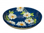 FAIANÇA  Uma (1) saladeira em faiança, decorada com flores brancas e folhagens sobre fundo azul. Medida : 8,5  x 31 cm , pequeno bicado na borda