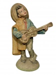 ESCULTURA - (1) escultura representando musicista em estuque policromado. Medida : 23,5 cm , possui pequenos desgastes na policromia