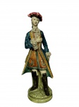 FAIANÇA TASCA  Uma (1) escultura em faiança portuguesa da manufatura Tasca, representando figura masculina em trajes de época, em policromia. Medida : 30 cm 