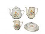 PORCELANA RAMI - Lote com (4) peças confeccionadas em porcelana vitrificada branca moldadas em caneluras com pintura de flores e folhagens em policromia  e filetes em ouro , sendo (A) - 1 bule para café sem tampa , med : 14,5 x 16 x 6 cm , (B) - 1 bule para chá , pega da tampa avariada , med : 15,5 x 20 cm , (C) - 1 manteigueira , 7 x 17 cm , (D) - 1 leiteira , medida : 10 cm