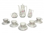 PORCELANA SCHMIDT - (1) Serviço para café confeccionado em porcelana vitrificada branca , decorados com rosas em policromia e filetes dourados. Sendo (A) - 1 bule para café , med : 21 cm , (B) - 1 cremeira , med : 13 cm , (C) - 1 açucareiro , med : 9 x 12 cm , (D) - 5 xícaras com seus respectivos pires . 
