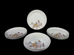 PORCELANA STEATITA, dez (10) pratos rasos confeccionados em porcelana nacional na tonalidade branca, decorada por flores e folhagens em policromia e filete em ouro, medindo 24,5cm.