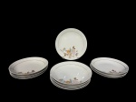 PORCELANA STEATITA, onze (11) pratos fundos confeccionados em porcelana nacional na tonalidade branca, decorada por flores e folhagens em policromia e filete em ouro, medindo 20,5cm.