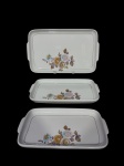PORCELANA STEATITA, três (3) travessas retangulares confeccionadas em porcelana nacional na tonalidade branca, decorada por flores e folhagens em policromia e filete em ouro, medindo 36x21cm, 31x18cm e menor medindo 27,5x15,5cm.