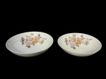 PORCELANA STEATITA, duas (2) saladeiras confeccionadas em porcelana nacional na tonalidade branca, decorada por flores e folhagens em policromia e filete em ouro, medindo 6,5x24,5cm e menor 6x22,5cm.