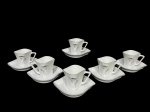 Maghsoud Porcelain Industries (Fundada em 1994 no Irã, uma das maiores fabricantes de porcelana do Oriente Médio), seis (6) xícaras para chá com seus respectivos pires de design alemão confeccionados em porcelana na tonalidade branca com pintura de flores e folhagens em difentens tons de cinza, borda em recortes com filete em prata, medindo 8x11x8,5cm.