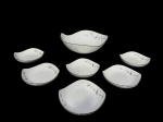 Maghsoud Porcelain Industries (Fundada em 1994 no Irã, uma das maiores fabricantes de porcelana do Oriente Médio), conjunto para sobremesa, sendo: A) 1 saladeira, medindo 9,5x27x27cm e B) 6 recipíentes para sobremesa, medindo 4x16x15,5cm. confeccionados em porcelana na tonalidade branca com pintura de flores e folhagens em difentens tons de cinza, borda em recortes com filete em prata.