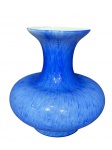 VIDRO ARTÍSTICO, um (1) grande vaso bojudo, confeccionado em vidro artístico na tonalidade azul com interior leitoso, medindo 30x17,5cm.