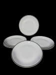 PORCELANA RENNER MEDAILLON, oito (8) pratos rasos, confeccionados em porcelana na tonalidade branca com borda filetada em prata, medindo 25cm.