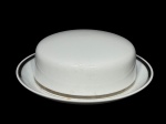 PORCELANA RENNER MEDAILLON, uma (1) manteigueira, confeccionada em porcelana na tonalidade branca com borda filetada em prata, medindo 6x16x10cm.
