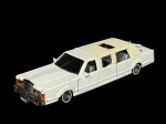 COLECIONISMO, uma (1) miniatura da Limousine Lincoln, produzida pela marca Sunnyside, (possivelmente baseada no modelo 1996), escala 1/24, confeccionada em metal e plástico, apresentando marcas do tempo e falhas na pintura, medindo 23x6,5cm.