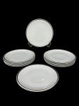 PORCELANA RENNER MEDAILLON, onze (11) pratos para sobremesa, confeccionados em porcelana na tonalidade branca com borda filetada em prata, medindo 18cm.
