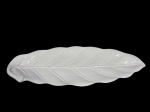 FAIANÇA SCALIA, uma (1) grande travessa no feitio de folha, confeccionada em faiança vitrificada na tonalidade branca, medindo 58x21cm.