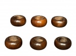 DIVERSOS, seis (6) porta guardanapos confeccionados em madeira escura, acondicionada em suporte metálico com base em circular, também, em madeira, medindo 3x5,5cm e suporte 23cm de altura.