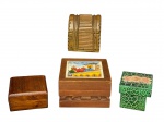 DIVERSOS, lote com quatro (4) caixas porta joias confeccionadas em madeira de modelos, tamanhos e decorações distintas, medindo 8,5x8x7cm, 6,5x10x10cm, 4x7,5x7,5cm e menor 5,5x6x6cm.