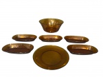 VIDROS, lote com sete (7) peças confeccionadas em vidro DURALEX na tonalidade âmbar, sendo: A) 1 saladeira, medindo 9,5x23cm, B) 1 prato raso, bicado na borda, medindo 22,5cm e C) 5 covilhetes, medindo 20,5x11cm.